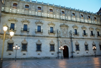 Fachada Norte al anochecer. Edificio Alcázar, sede del Museo del Ejército.