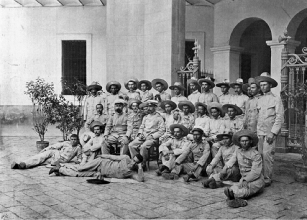 Los supervivientes de Baler, fotografiados al regresar.
