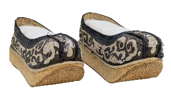 Par de zapatos chinos de hombre. El emperador Hoang Ti dio el título de "yun" (nubes) a los primeros magistrados. Museo del Ejército.