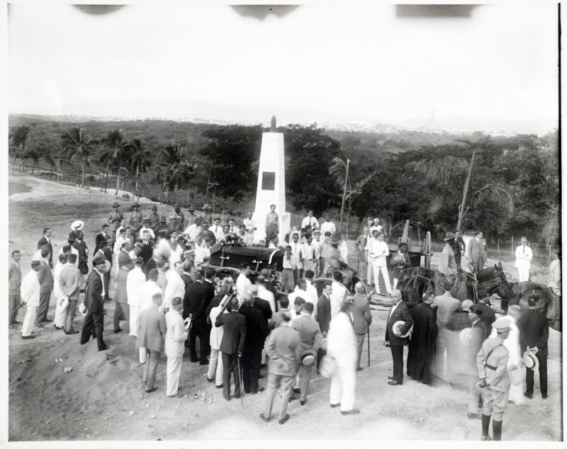 Cortejo fúnebre delante de un monolito. Foto: Museo del Ejército.