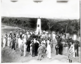 Cortejo fúnebre delante de un monolito. Foto: Museo del Ejército.