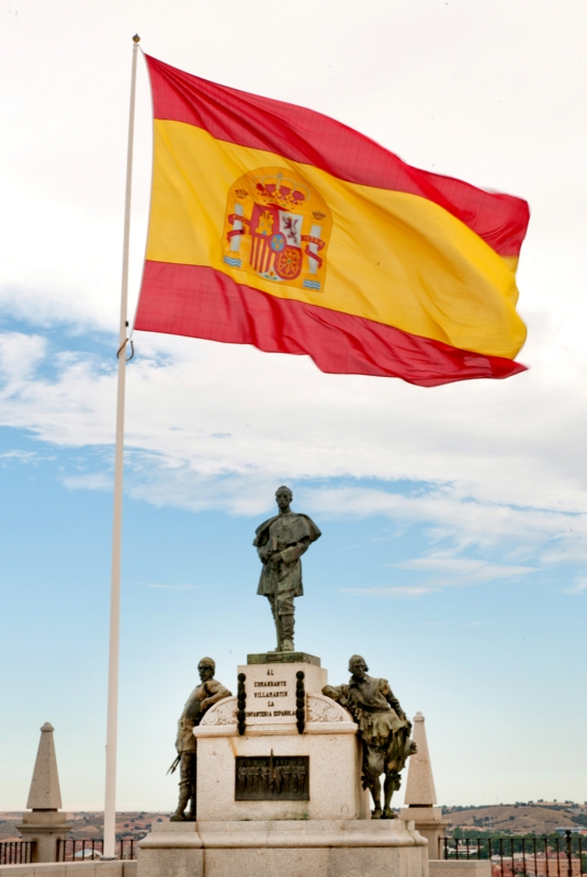 La escultura de Francisco Villamartín está acompañada por un Almogávar y un soldado de los Tercios de Flandes