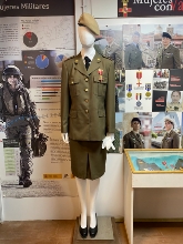 Uniforme y Cruz del Mérito Militar con distintivo rojo de la cabo Niyireth Pineda Marín / FOTO: ASOCIACIÓN RETÓGENES