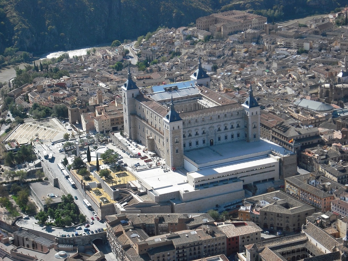 Vista aérea de una parte del casco histórico de Toledo y el edificio Alcázar, sede del Museo del Ejército.