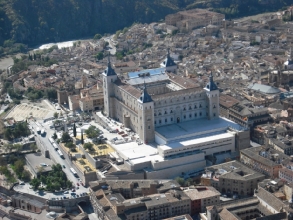 Vista aérea de una parte del casco histórico de Toledo y el edificio Alcázar, sede del Museo del Ejército.