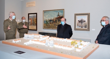 El Deán de la Catedral Primada de Toledo visitando la Exposición Temporal "100 años de La Legión".