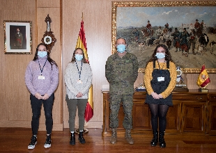 El General Director del Museo del Ejército recibe a las alumnas de la Universidad Rey Juan Carlos