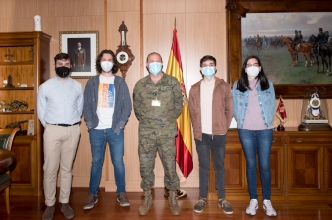 Los alumnos se despiden del General Director del Museo del Ejército