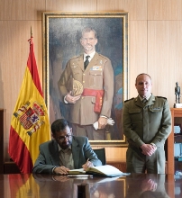 El Embajador del Sultanado de Omán en España firma en el Libro de Honor del Museo del Ejército.