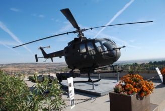 Helicóptero Bölkow Bo 105 en los jardines del Museo del Ejército