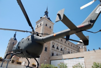 Helicóptero de reconocimiento HR/A-15 BO-105, ligero y maniobrable, equipado con un cañón MK-20 RH 202