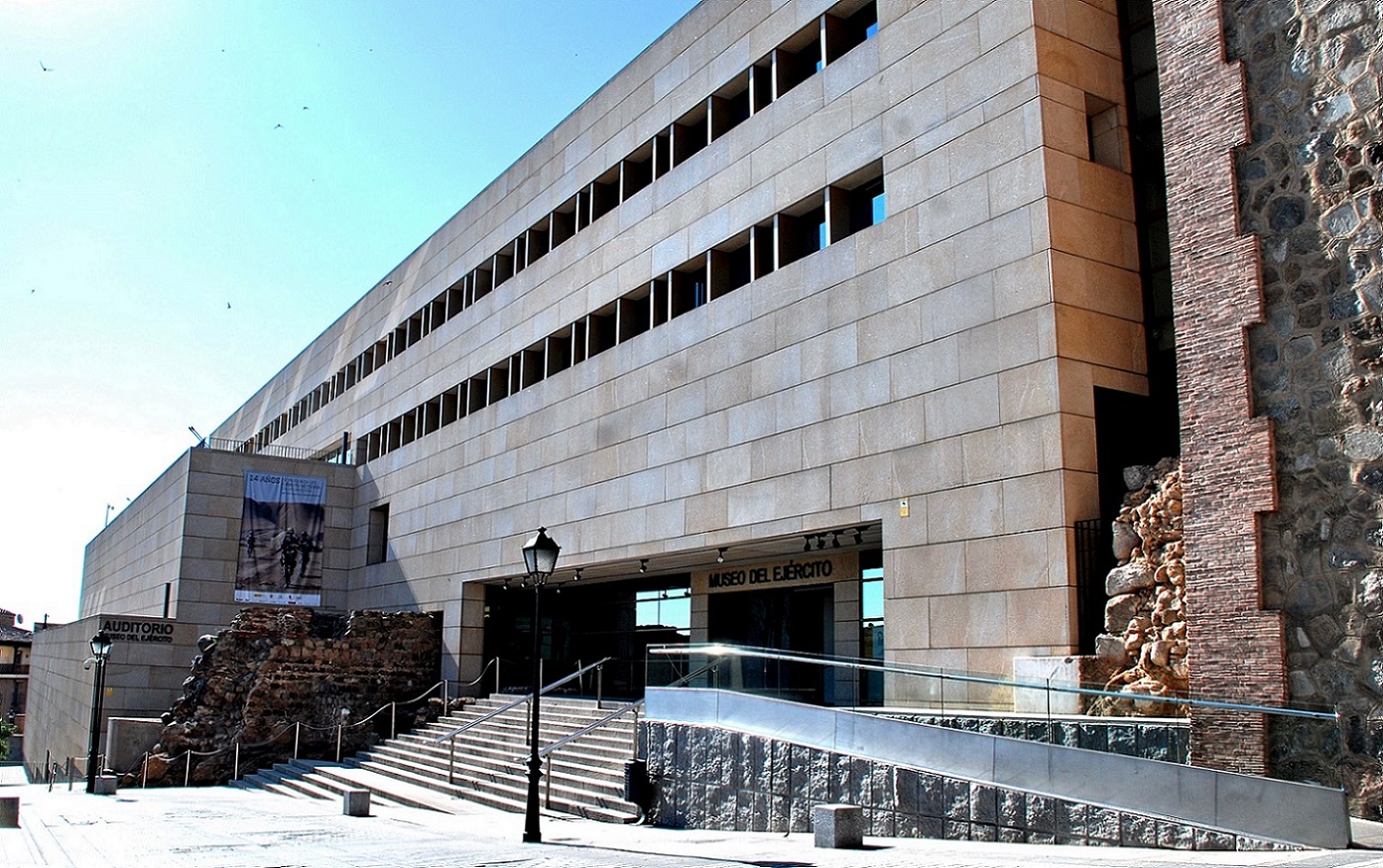 Puerta de entrada al Museo del Ejército