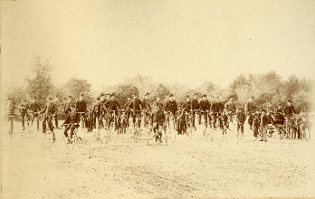 Velocípedos en Madrid. Foto atribuida a Fernando Debas, 1898.