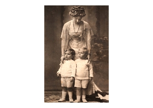 Victoria Eugenia Battenberg, con dos de sus hijos.
