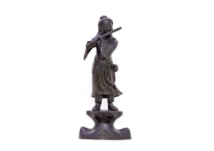 Detalles musicales IX. Ídolo Chino.- Han Xiangzi con su flauta. Es una deidad que forma parte de la mitología taoísta y de la cultura popular china. Foto: Museo del Ejército.