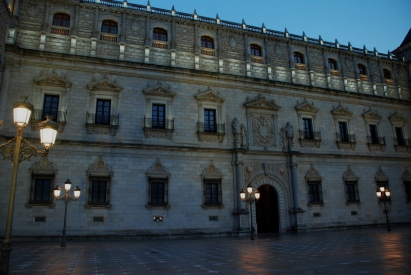 Fachada Norte del Alcázar, sede del Museo del Ejército, al anochecer. FOTO: MUSEO DEL EJÉRCITO.