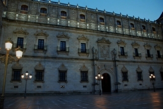 Fachada Norte del Alcázar, sede del Museo del Ejército, al anochecer.