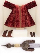 Marlota, zapatos y espada de Boabdil. Museo del Ejército.