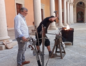 Taller de forja en el Patio Imperial del edificio Alcázar, sede del Museo del Ejército.