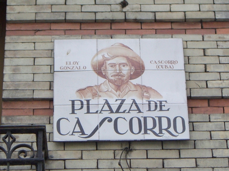 Placa que da nombre a la plaza de Cascorro, en Madrid.