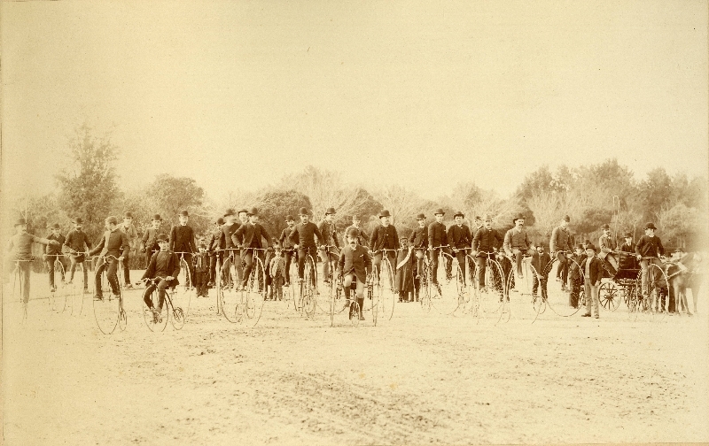 Velocípedos en Madrid. Foto atribuida a Fernando Debas, 1898.