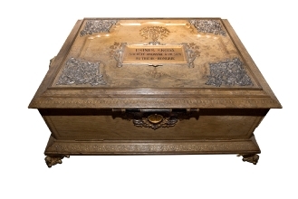 Lujoso estuche de estilo modernista vienés realizado por AUGUST KLEIN a finales del siglo XIX.Museo del Ejército.