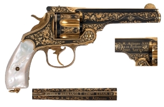 UN REVÓLVER DE LUJO PARA SU PROFESOR. UN "BUEN REGALO".