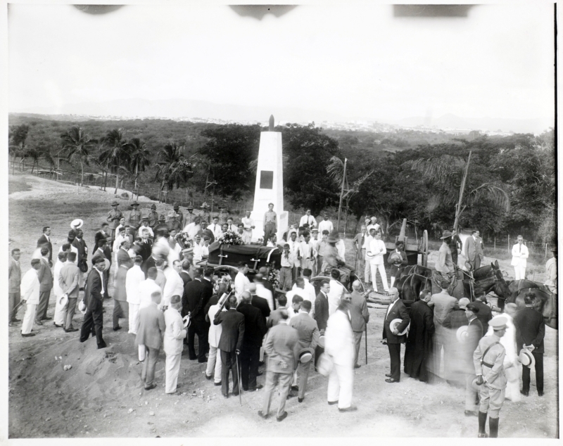 Cortejo fúnebre delante de un monolito. Foto: Museo del Ejército.