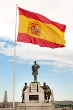 La escultura de Francisco Villamartín está acompañada por un Almogávar y un soldado de Los Tercios de Flandes.