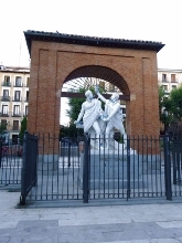 &nbsp;Entrance arch of the Monteleón artillery depot integrated in the monument to Daoiz and Velarde