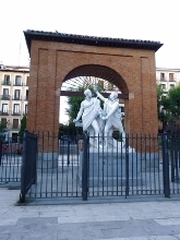  Entrance arch of the Monteleón artillery depot integrated in the monument to Daoiz and Velarde
