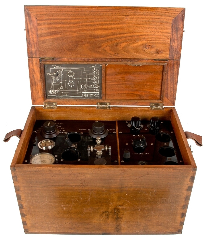 Transmisor de radio morse de corto alcance. 1930. Museo del Ejército.