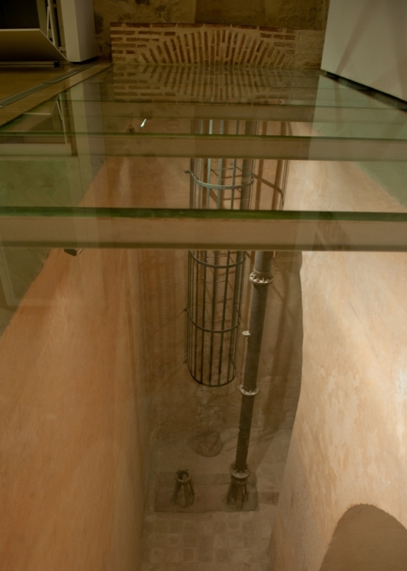 Aljibe que recibía el agua proveniente del Tajo y que la distribuía al resto de cisternas del edificio. Hoy musealizado y visible desde la Sala Historia del Alcázar