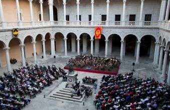 Concierto celebrado en el Patio de Carlos V del edificio Alcázar de Toledo, sede del Museo del Ejército.