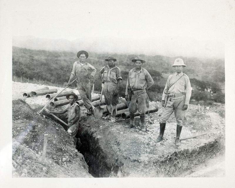 Grupo de soldados realizando obras en una zanja. Foto: Museo del Ejército.