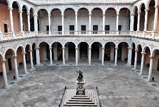  Charles V’s Courtyard