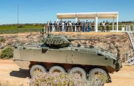 Las autoridades observan uno de los prototipos