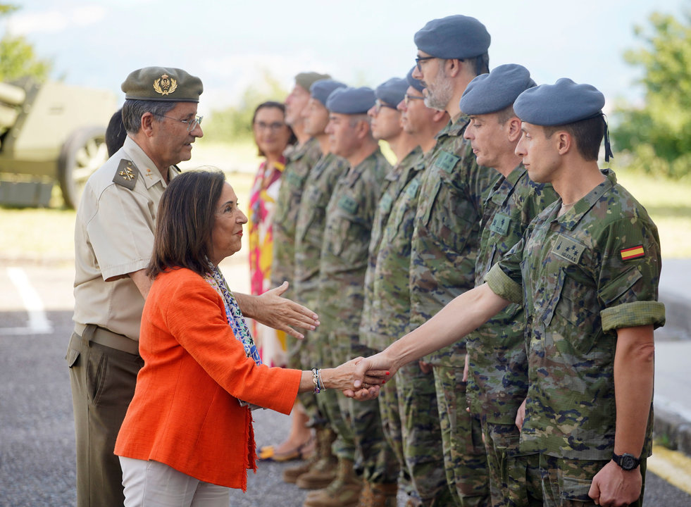 Margarita Robles visita la sede de la Brigada 'Galicia' VII