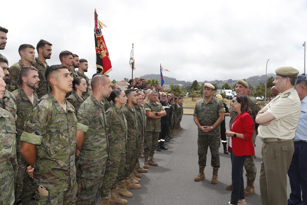 El JEME acompaña a la ministra de defensa a la zona del incendio y el acuartelamiento `Los Rodeos´
