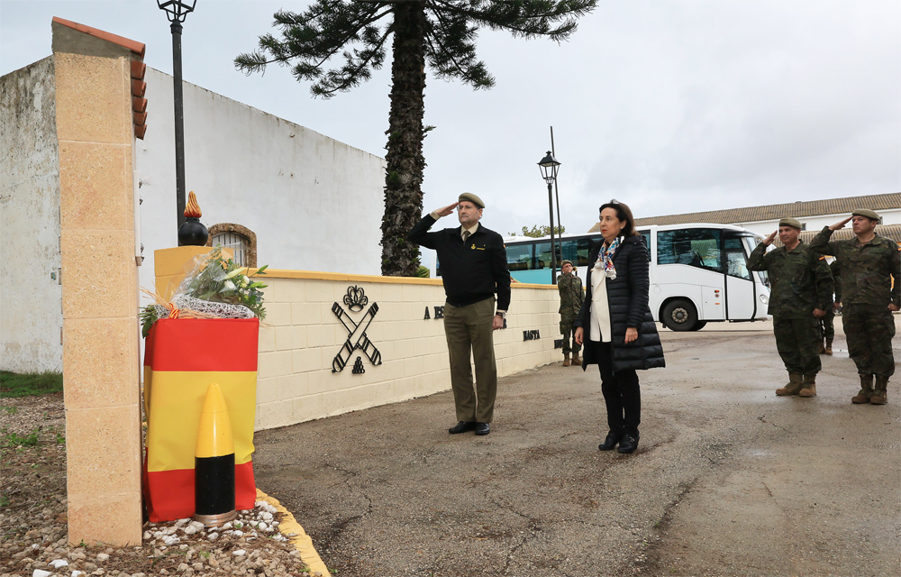 Ofrenda floral en recuerdo de la sargento Grau 