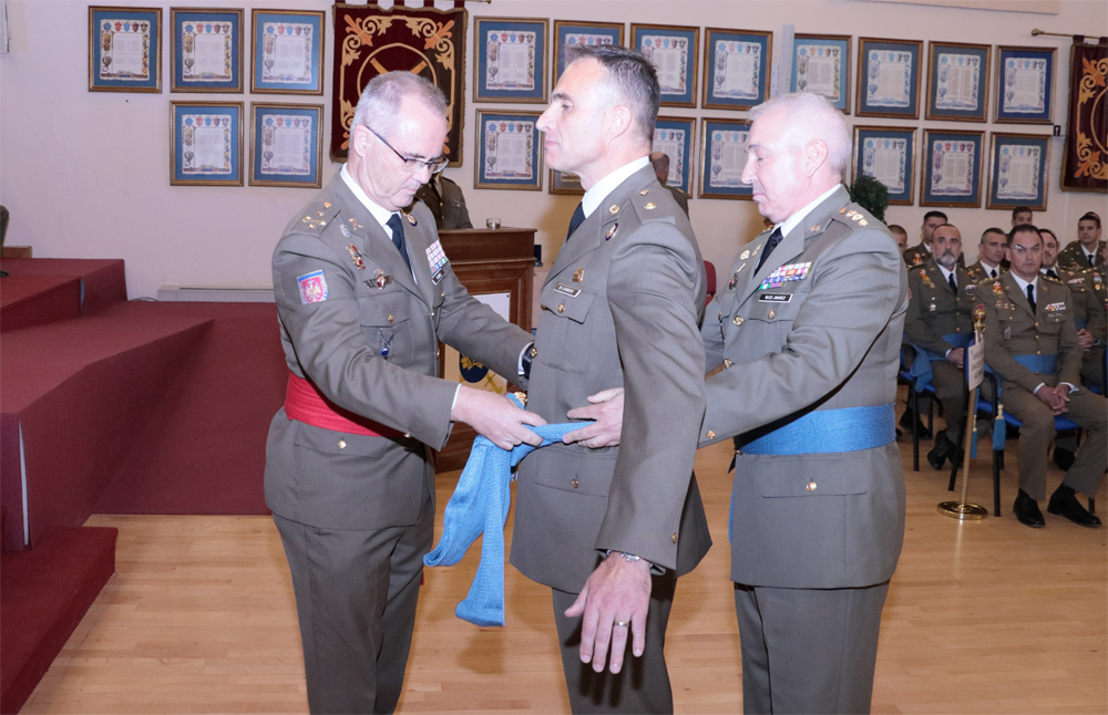 Imposición a 86 oficiales del Ejército, Guardia Civil y países amigos de la faja azul de Estado Mayor
