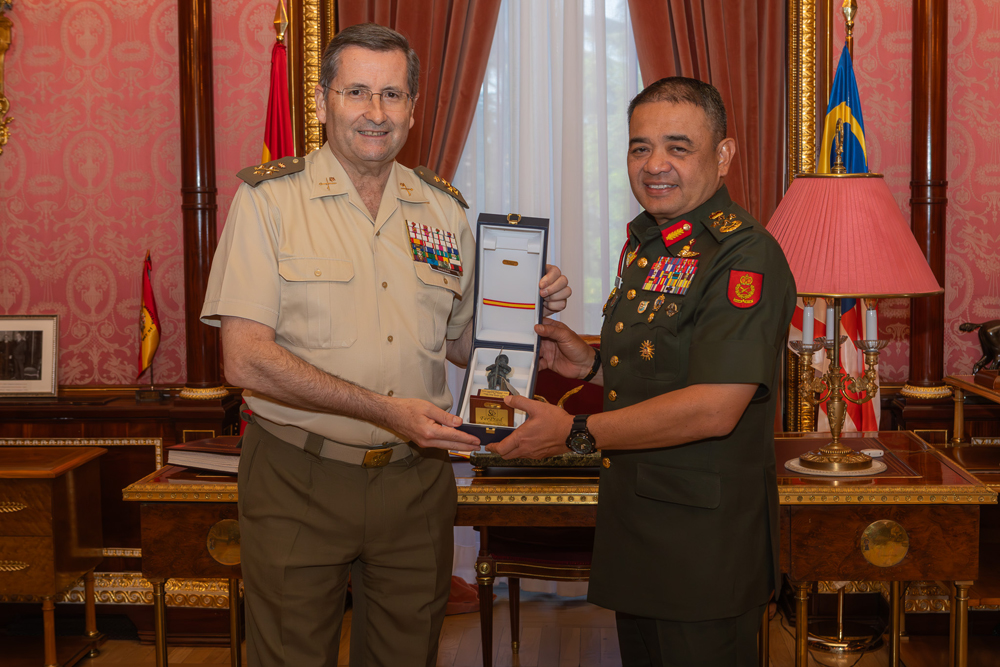 El Jefe de Estado Mayor del Ejército recibe a su homólogo malayo