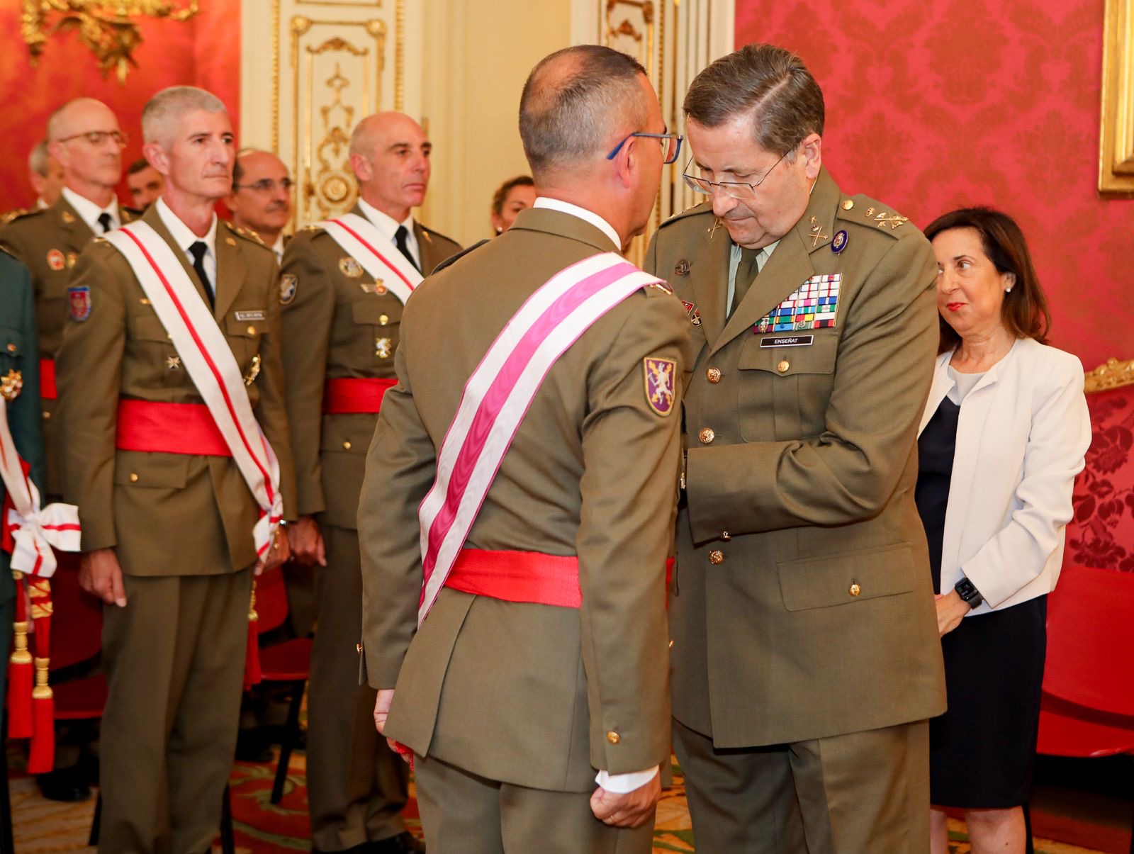 El JEME impone una condecoración