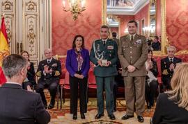 La ministra y el JEME con uno de los asistentes