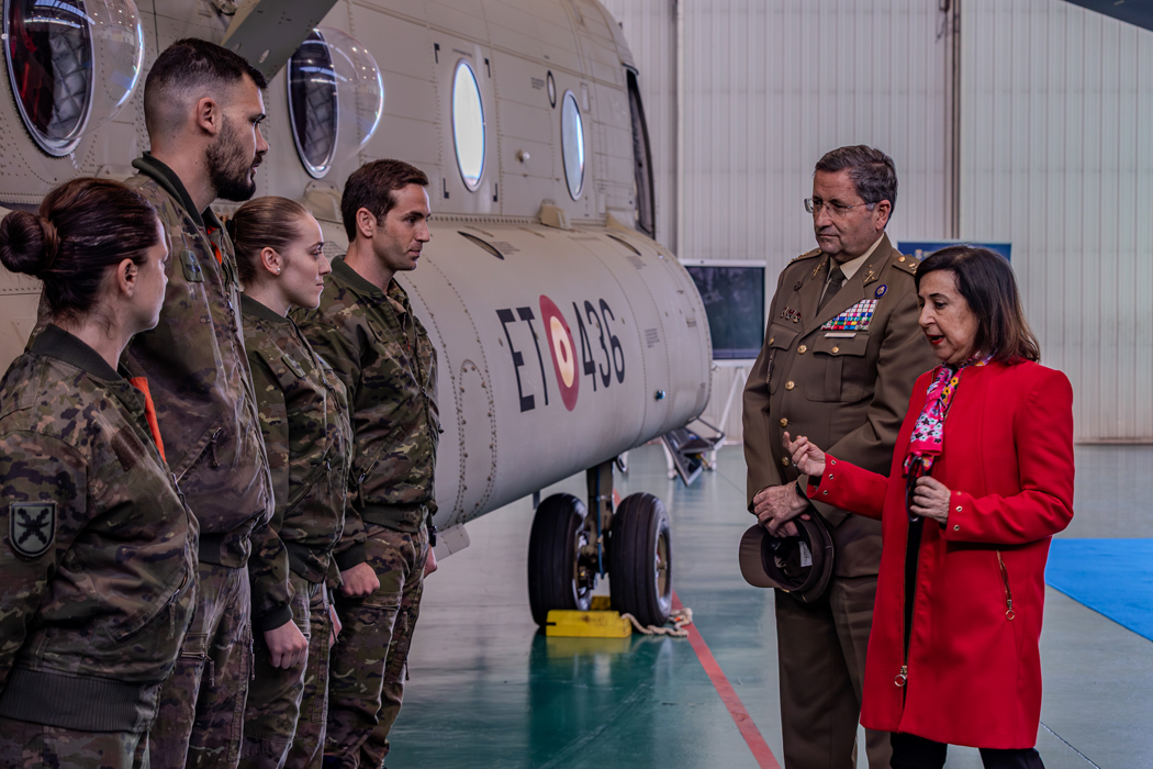 Ministra de Defensa y JEME en entrega del CH47 F