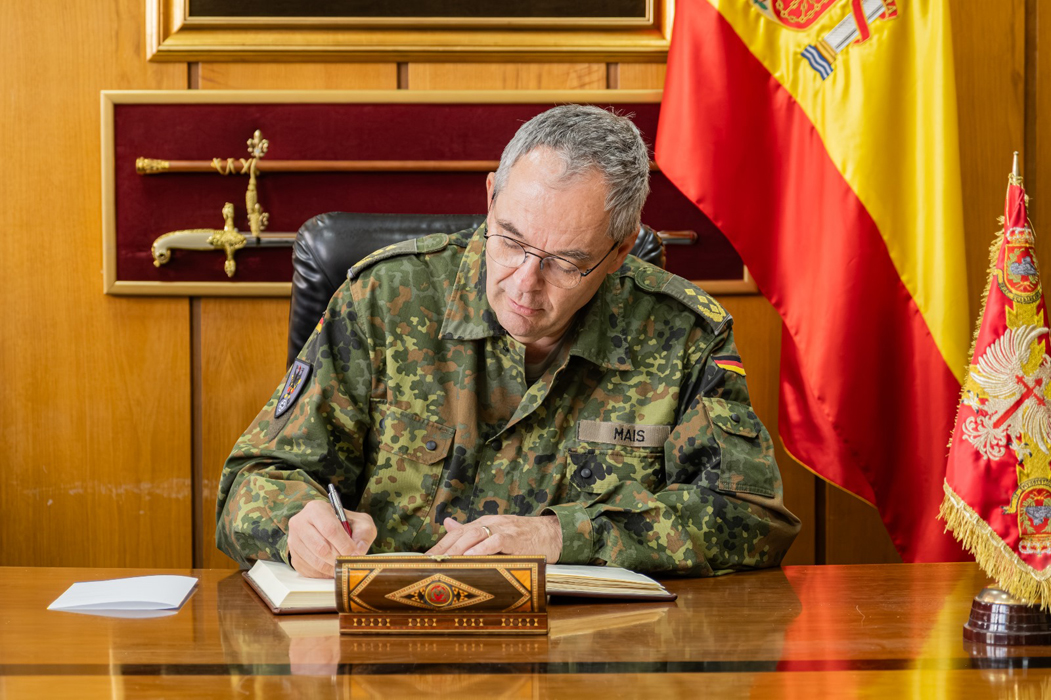 Firma en Libro de Honor de la BRI XII