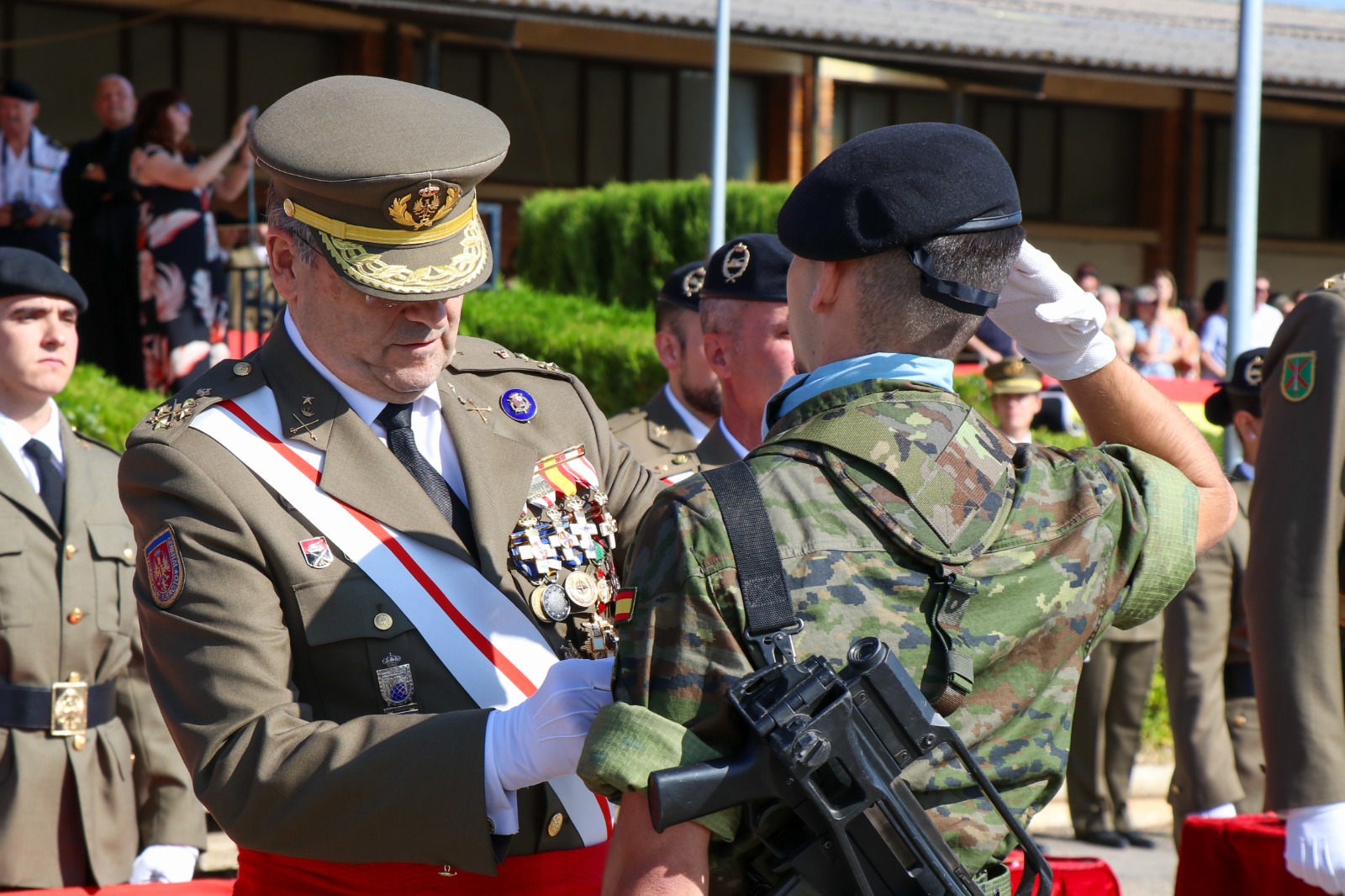 El JEME impone una condecoración