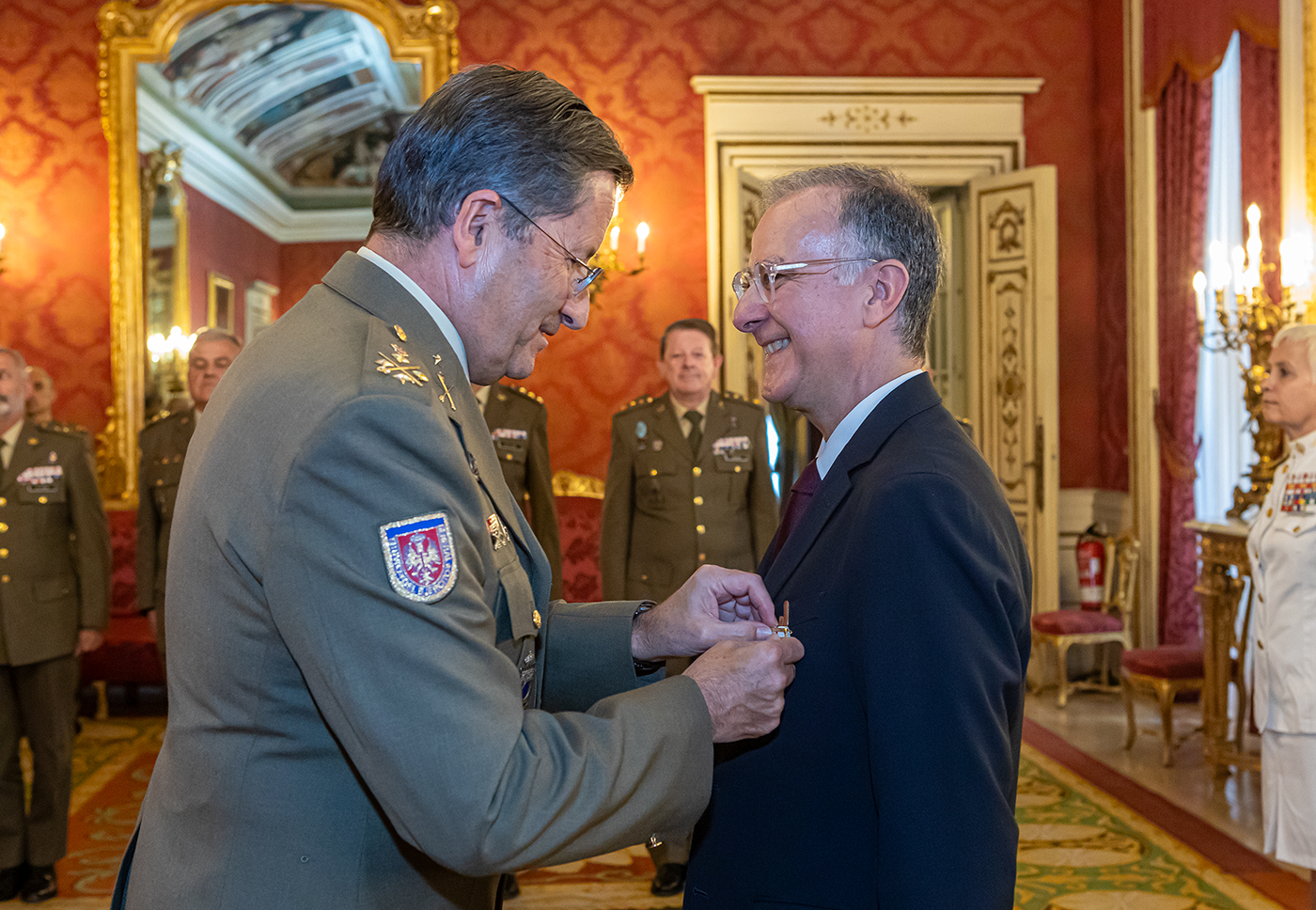 Imposición de la Cruz del Mérito Militar con distintivo blanco al profesor Juan de Dios Ruano Gómez