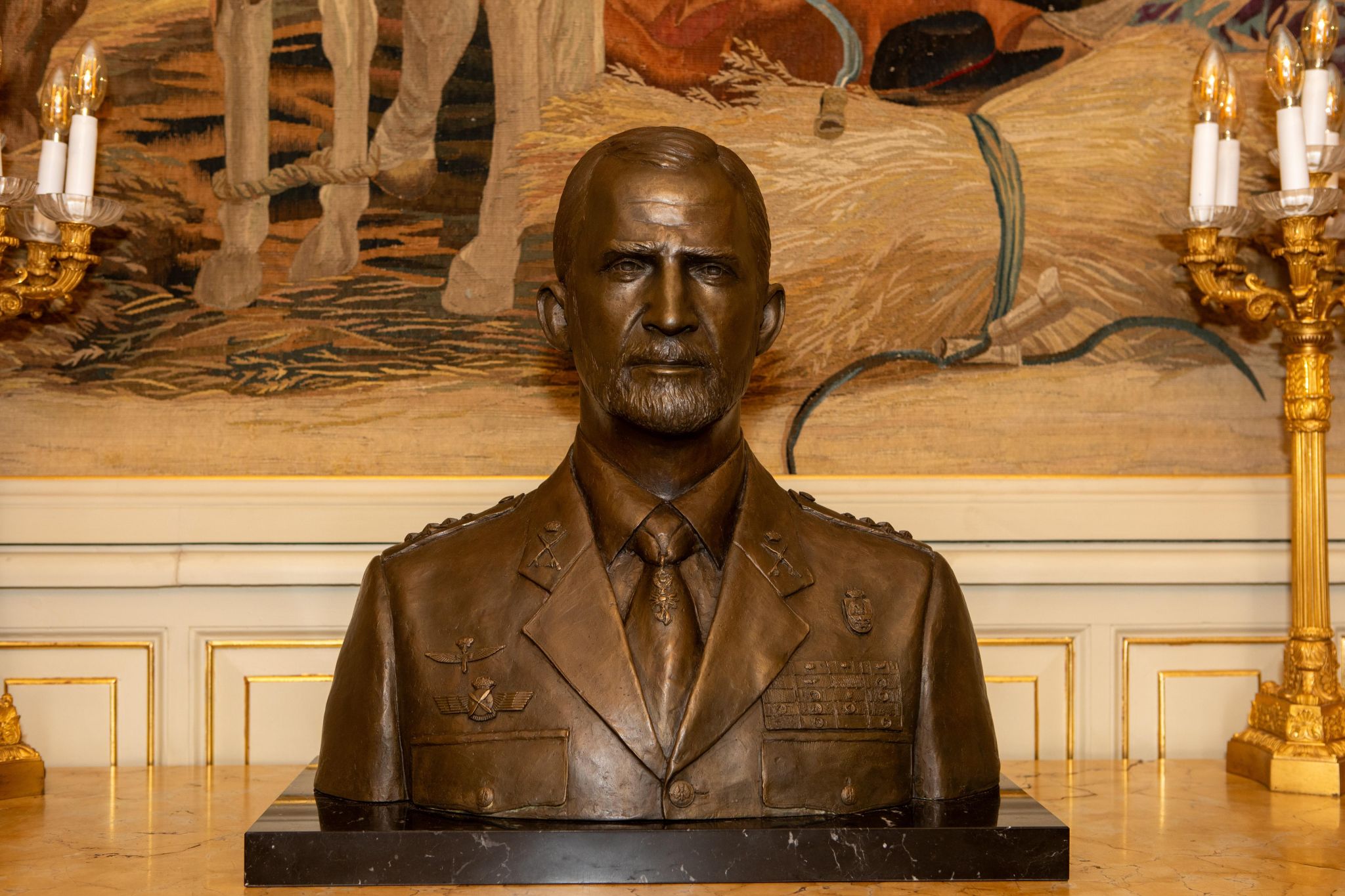 El Ejército de Tierra recibe un busto de S.M. el Rey Don Felipe VI 