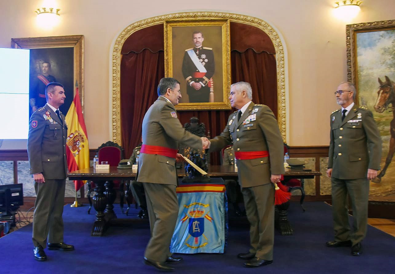 El JEME felicitando al general Chapa Huidobro